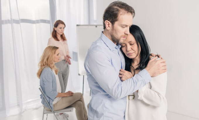 Intended parents supporting surrogate throughout pregnancy