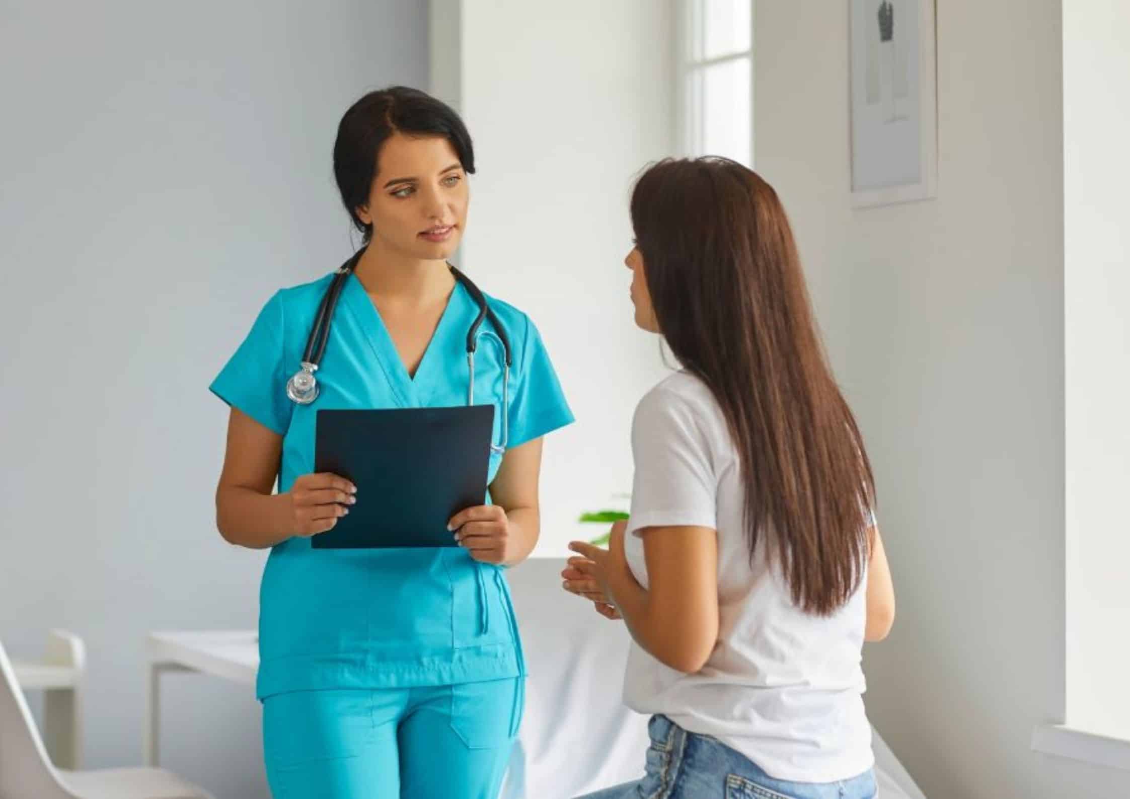 egg donation first consult between the doctor and the egg donor